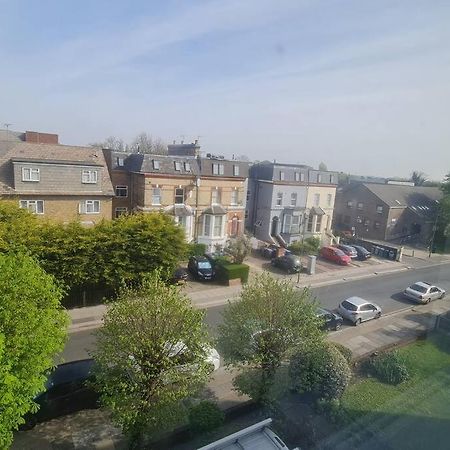 Bright & Lovely & Apartment Whetstone Bagian luar foto