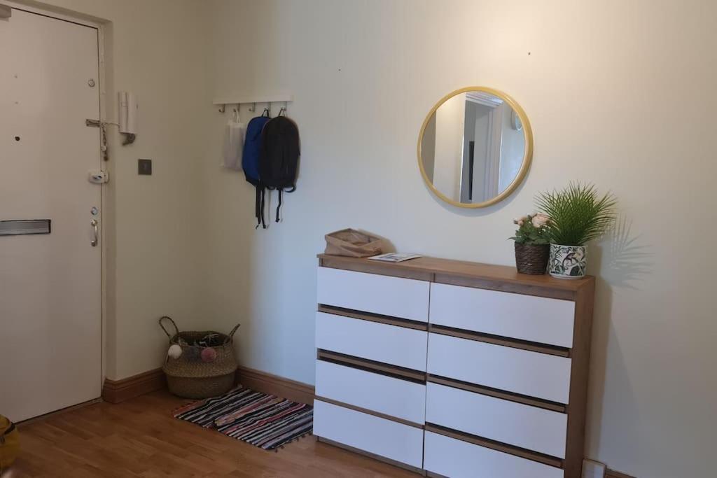Bright & Lovely & Apartment Whetstone Bagian luar foto