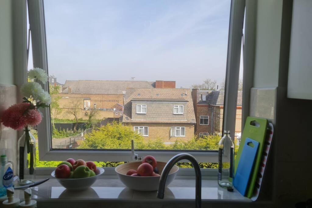 Bright & Lovely & Apartment Whetstone Bagian luar foto
