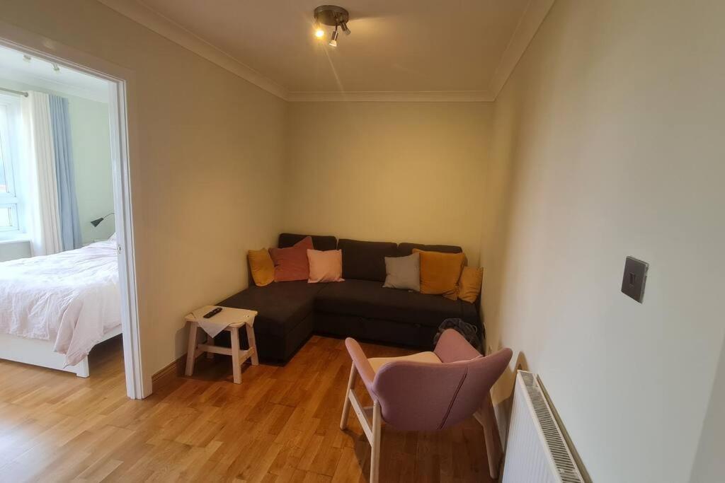 Bright & Lovely & Apartment Whetstone Bagian luar foto