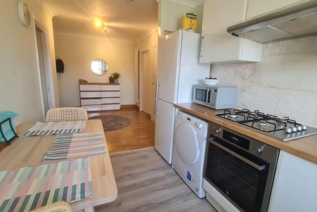 Bright & Lovely & Apartment Whetstone Bagian luar foto